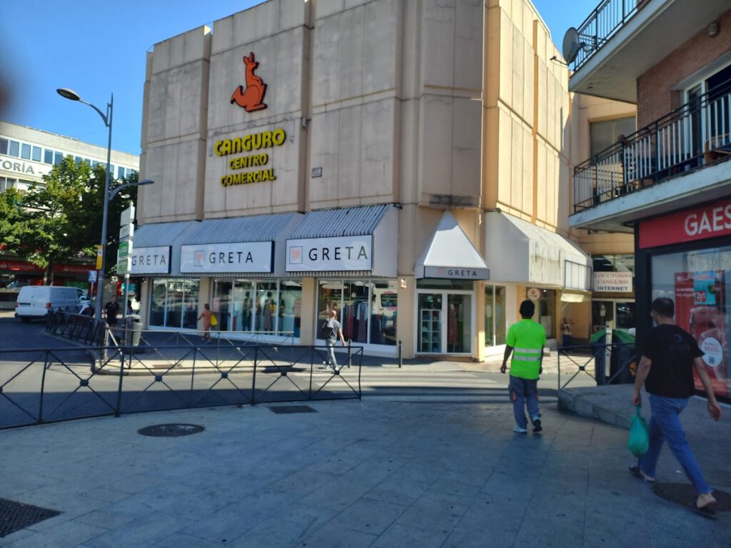 Vista lateral del Centro Comercial Canguro