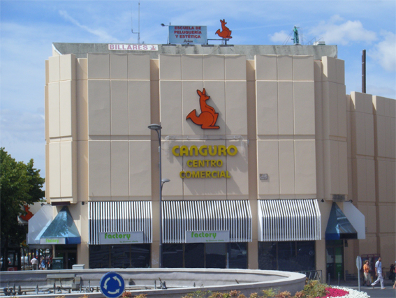 Vista frontal del Centro Comercial Canguro